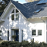 Elegantes Einfamilienhaus mit Putzfassade und Holzapplikationen