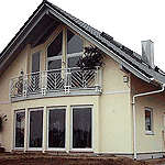 Wohnhaus mit großem Erker und Loggia-Balkon